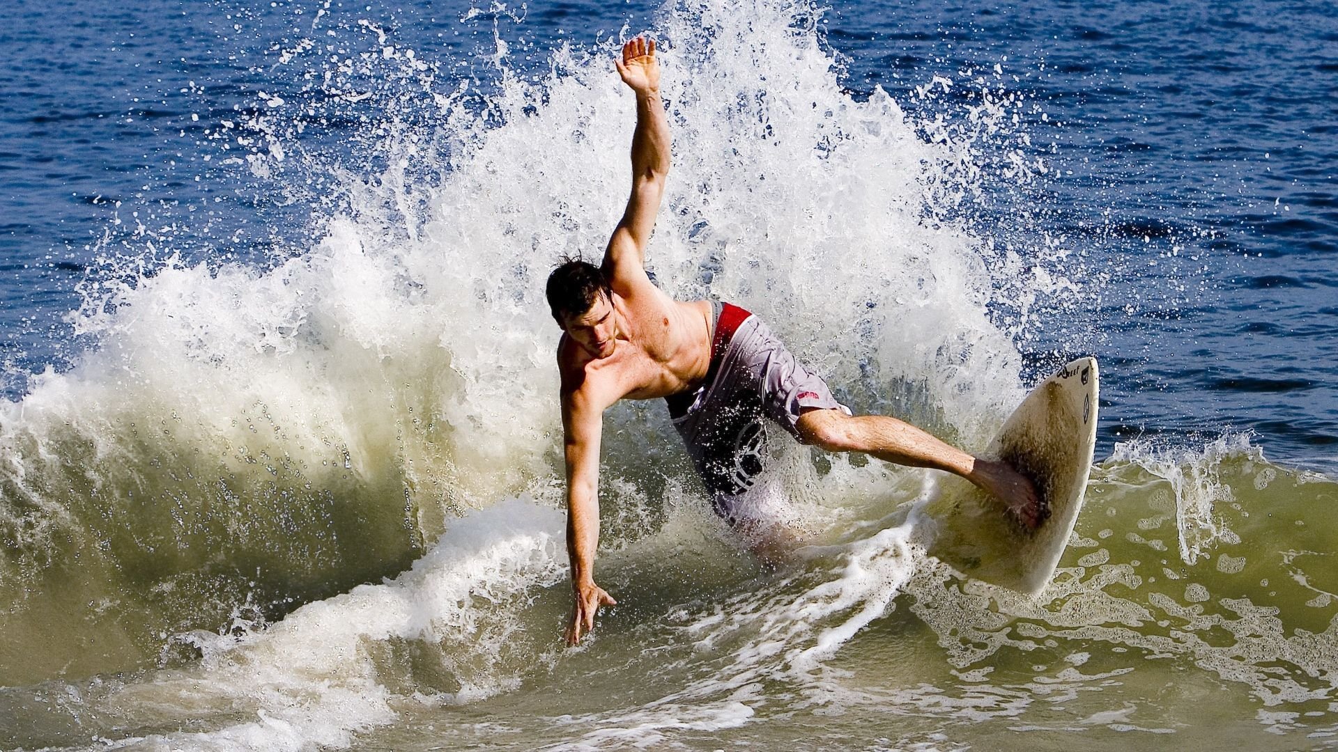 詹姆斯连续十二场比赛得分超过爆冷,MAD不断突破!赛场气氛高涨